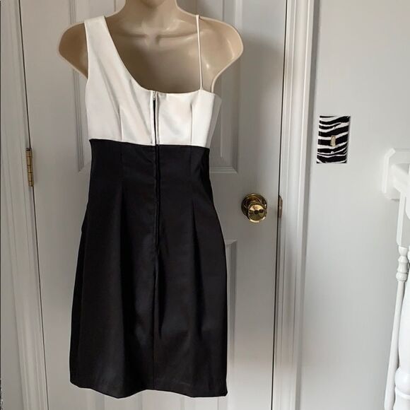 Beautiful satin dress - Picture 4 of 4